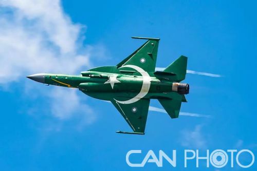 ?“梟龍”戰機在航展現場進行飛行表演 ?“梟龍”戰機在航展現場進行飛行表演