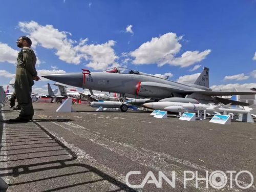 ?巴黎航展上的“梟龍”飛機 ?巴黎航展上的“梟龍”飛機