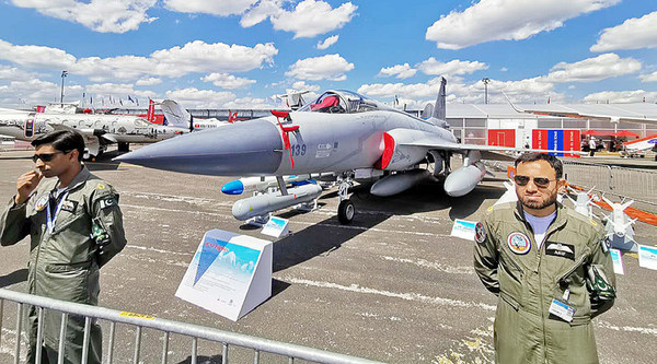 “梟龍”戰機 岳書華攝 “梟龍”戰機 岳書華攝