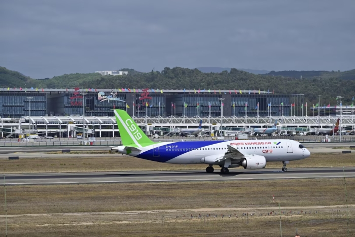 剛剛國產大飛機c919及支線客機ARJ21飛抵三亞，稍后，將從三亞啟程飛往新加坡，參加新加坡航展 攝影曹楠 (5)