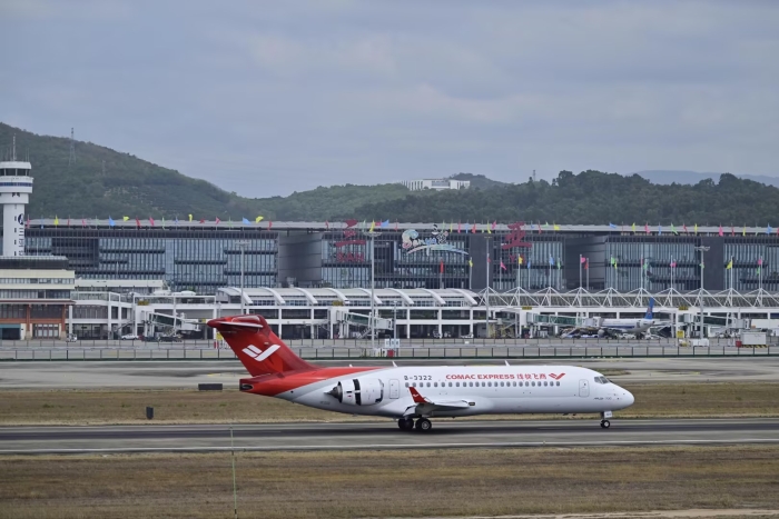 剛剛國產大飛機c919及支線客機ARJ21飛抵三亞，稍后，將從三亞啟程飛往新加坡，參加新加坡航展 攝影曹楠 (9)